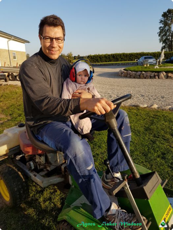 Hj&aelig;lper Far