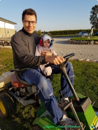 Hj&aelig;lper Far